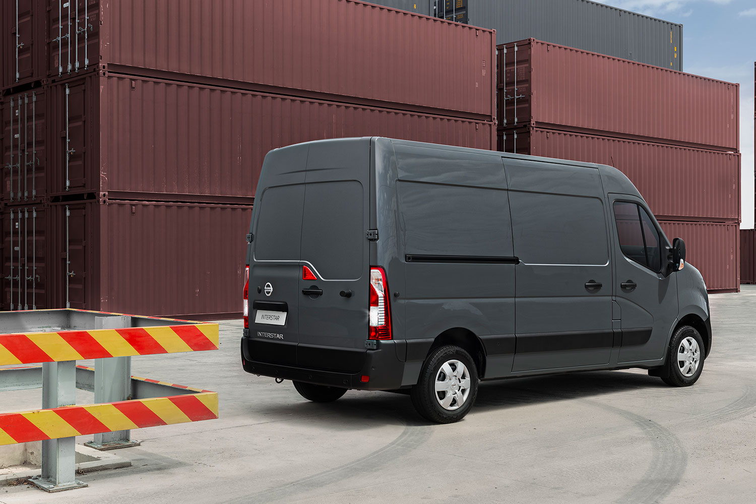Nissan Interstar Van gallery image