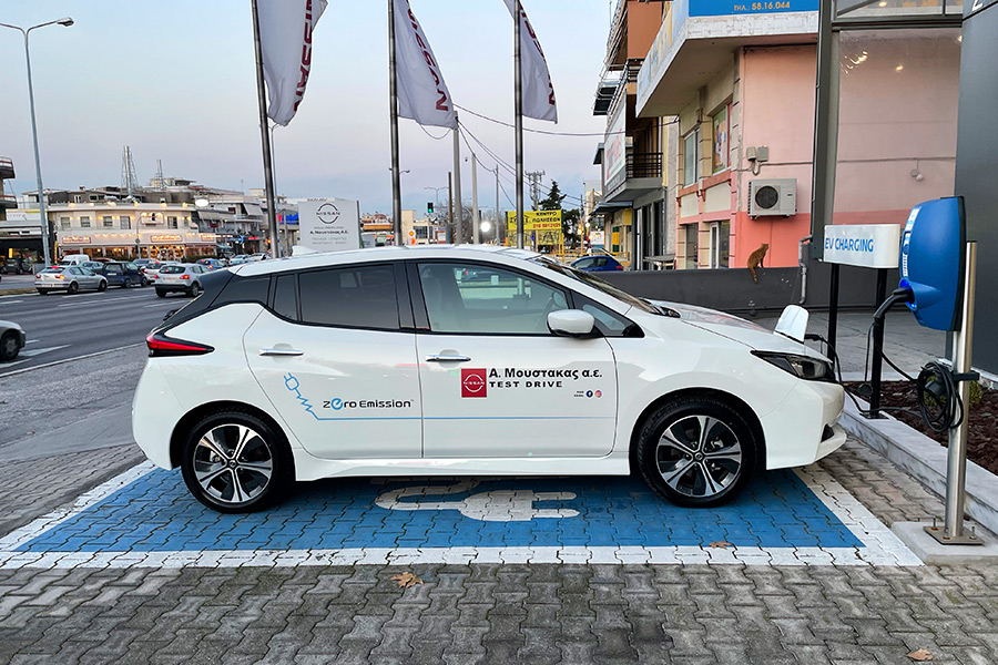 nissan moustakas photo13