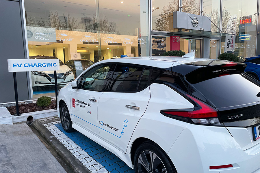 nissan moustakas photo15